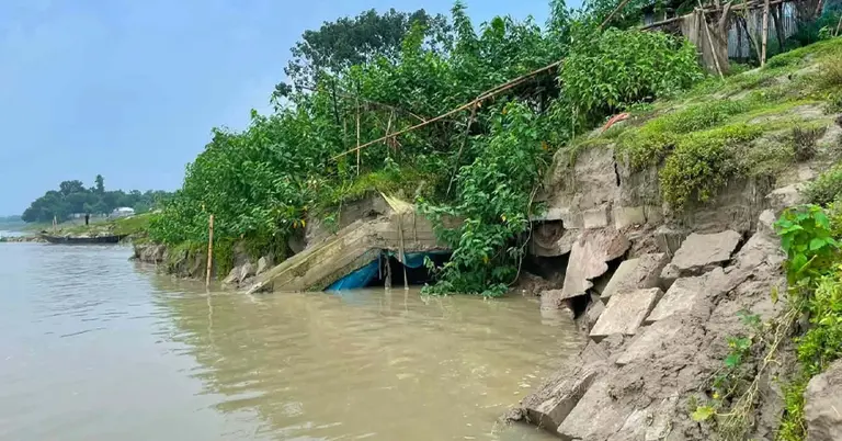 খোকসায় শহররক্ষা বাঁধে ধস